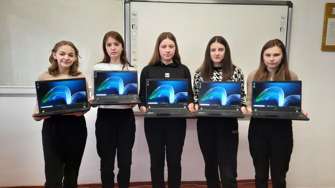 Благодійники подарували Михнівському ліцею 5 ноутбуків