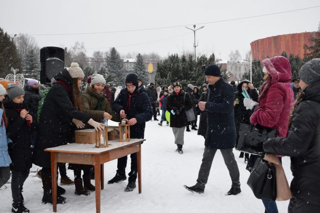 Пластуни урочисто передали шепетівчанам Вифлеємський вогонь миру