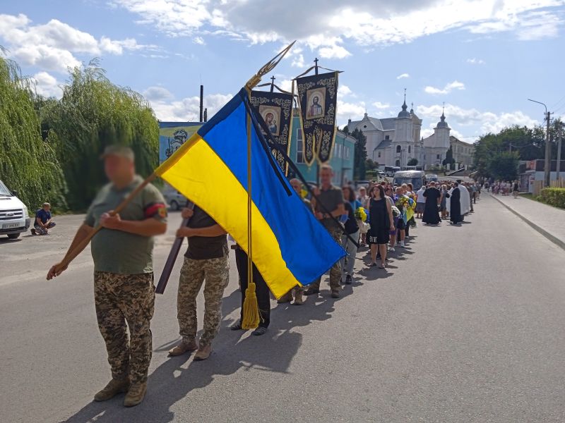 Ізяславська громада останньою земною дорогою у засвіти провели чотирьох воїнів