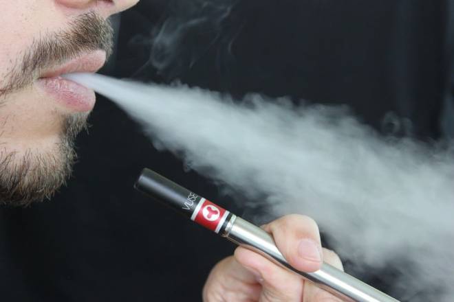 Електронні сигарети та вейпи хочуть заборонити: депутати підготували законопроєкт