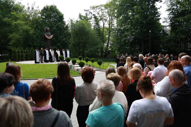 Біля пам’ятника «Чудо Покрови Пресвятої Богородиці» відбулася спільна молитва за душі загиблих дітей