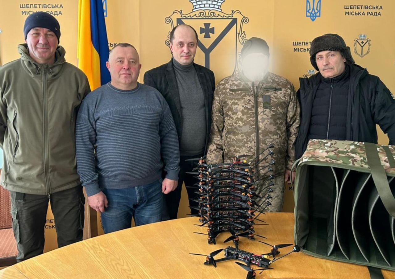 Працівники шепетівського виконкому задонатили 180 000 грн на FPV дрони