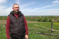 "Війна — війною, а хліб треба": мінометник у відпустці засіває поля на Шепетівщині