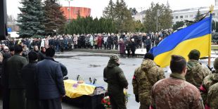 У Шепетівці прощались із артилеристом Гринем Андрієм Руслановичем