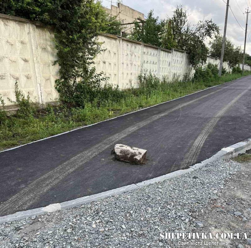 У Шепетівці деякі автомобілісти почали їздити по відремонтованих тротуарах