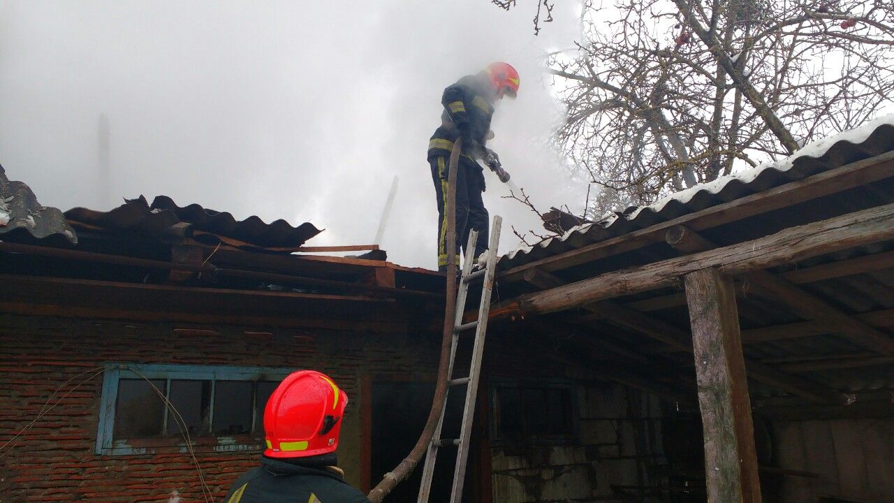 Шепетівські рятувальники гасили пожежу на Славутчині