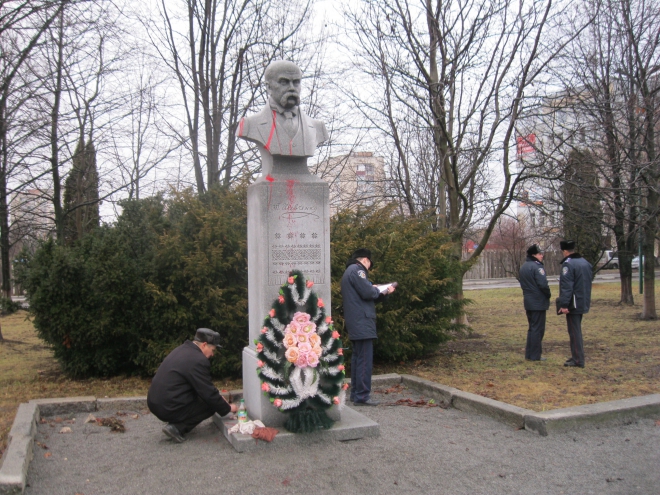 Пам’ятник Тарасу Шевченку облили фарбою