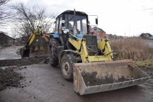 На вул. Вишневій у Шепетівці комунальники прочищають зливну каналізацію
