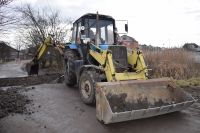 На вул. Вишневій у Шепетівці комунальники прочищають зливну каналізацію