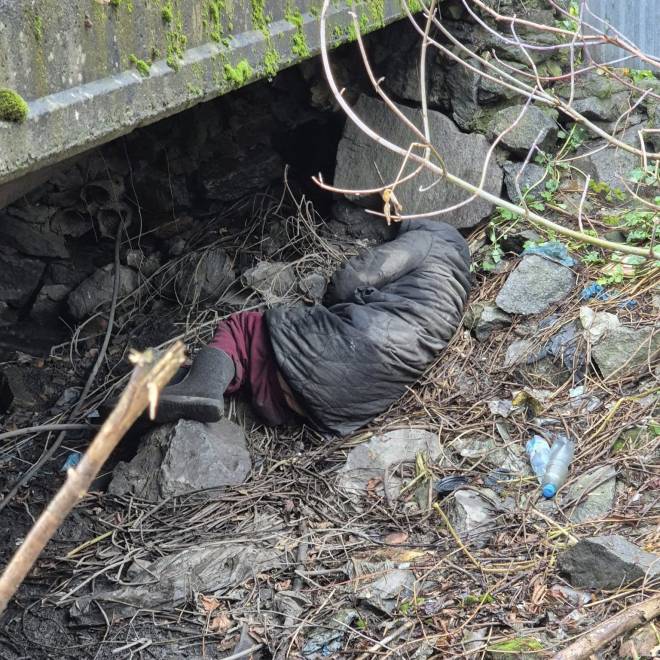 Шепетівські комунальники виявили у каналізаційному рові літню жінку в тяжкому стані