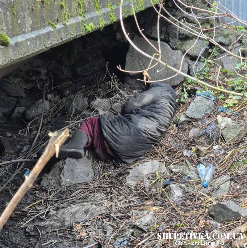 Шепетівські комунальники виявили у каналізаційному рові літню жінку в тяжкому стані