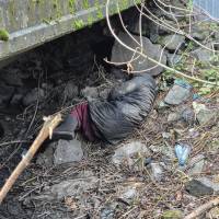 Шепетівські комунальники виявили у каналізаційному рові літню жінку в тяжкому стані