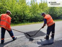 На двох дорогах Шепетівщини ліквідовують аварійну ямковість