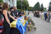 Шепетівська громада попрощалася з молодшим сержантом Романом Паламарчуком