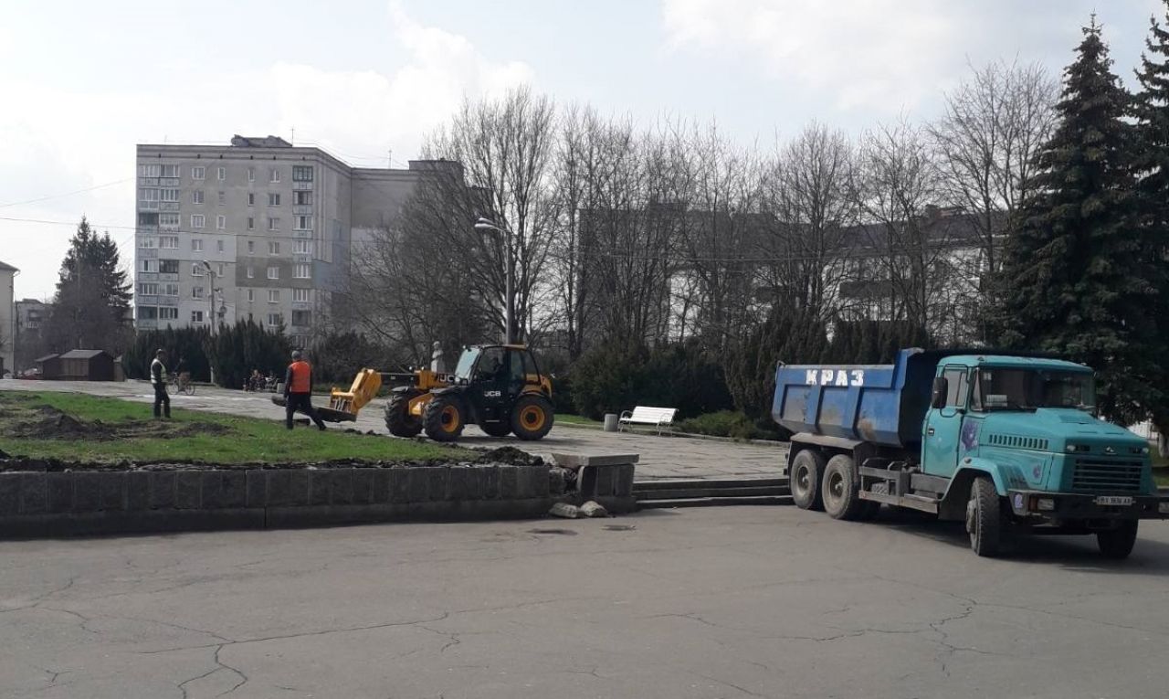 На площі Тараса Шевченка демонтують квіткову клумбу (прямий ефір)