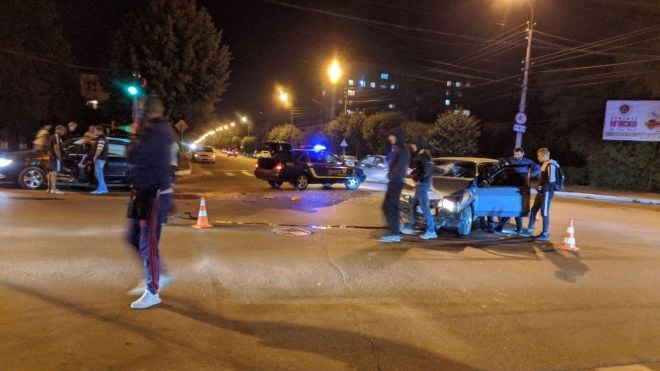 На перехресті Проспекту Миру та вулиці Островського зіткнулись два автомобілі