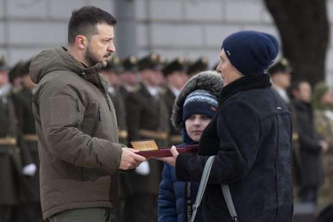 Рідні Артема Слісарчука отримали орден з рук президента