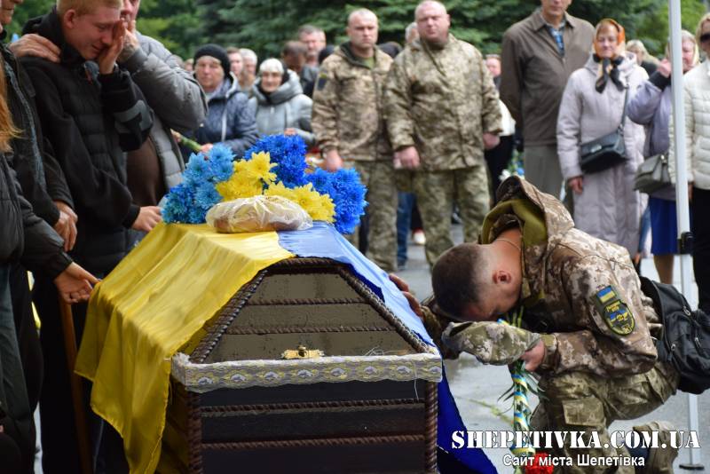 Присвятив життя захисту Вітчизни: шепетівчани прощалась із Владиславом Луканем