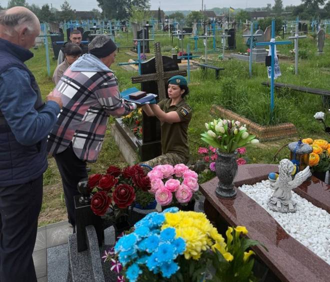 До родини загиблого морпіха завітали з поважною та сумною місією