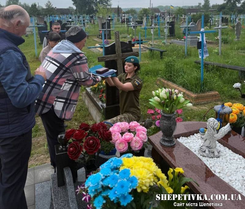 До родини загиблого морпіха завітали з поважною та сумною місією