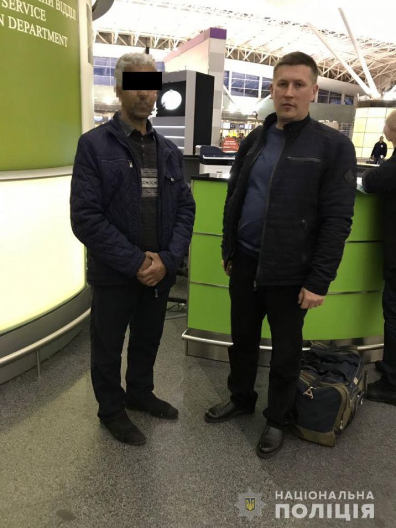 Азербайджанець з Шепетівки у супроводі поліції таки покинув Україну