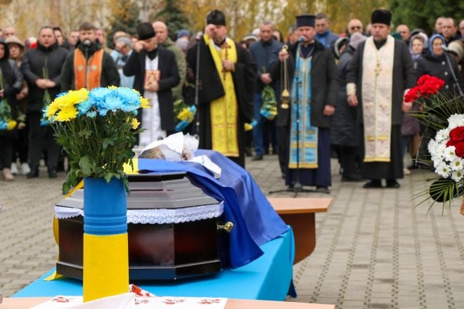 Надію обірвав тест ДНК: на Шепетівщині прощались із захисником Максимом Купріяновим