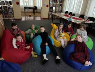 Пряники з молоком, вікторини та ігри: в дитячій бібліотеці відбулась піжамна вечірка