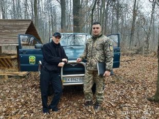 Мисливствознавець Шепетівського району Танчук Р.А. та дільничий офіцер поліції Матвієць Р.О. під час проведення спільного рейду.