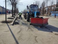 Комунальники почали прибирати місто, з ремонтом доріг виникли складнощі