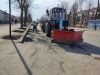 Комунальники почали прибирати місто, з ремонтом доріг виникли складнощі
