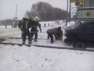 Автомобіль злетів з дороги на залізничну колію