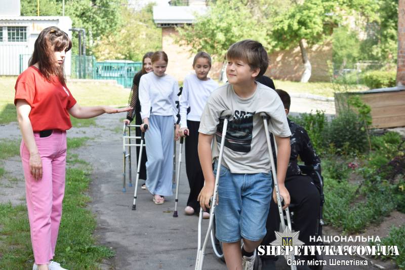 Світ, зручний для всіх: у Шепетівській гімназії №4 провели практичний урок безбар’єрності