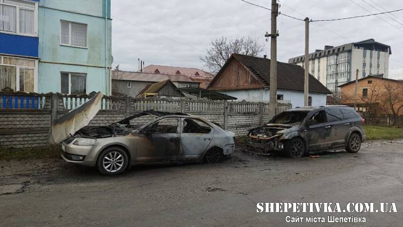 У Ізяславі загадково зайнялось два автомобіля