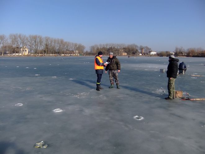 Рятувальники закликають місцевих рибалок не виходити на кригу