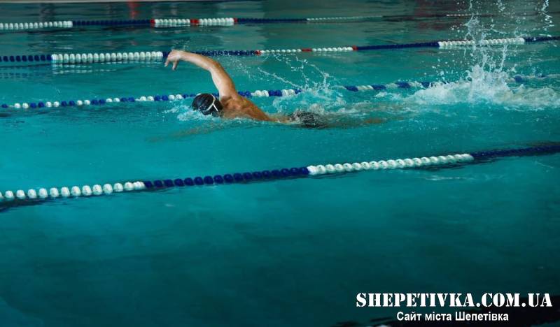 Боєць Шепетівської зенітної ракетної бригади виборов «золото» та «бронзу» на Кубку Командувача ПС з адаптивного плавання