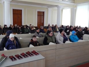 Сім’ям загиблих захисників Шепетівщини вручили їх державні нагороди