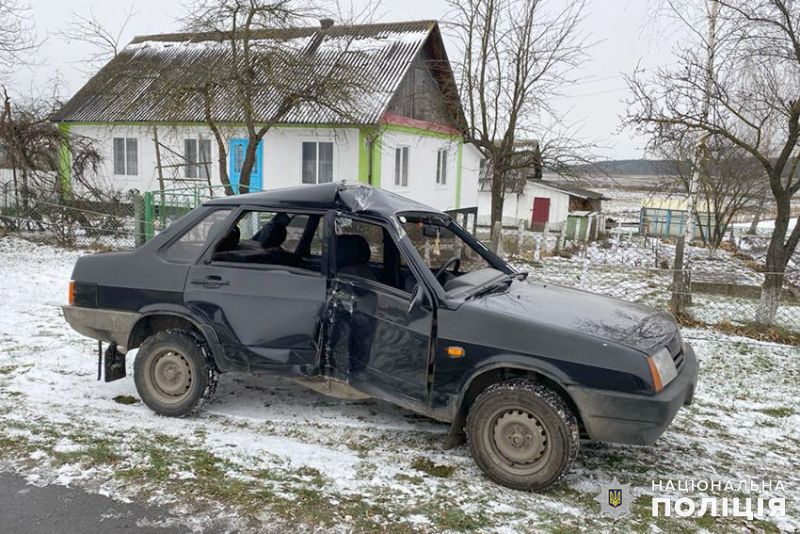 На Шепетівщині водій не впорався з керуванням та зіткнувся з електроопорою