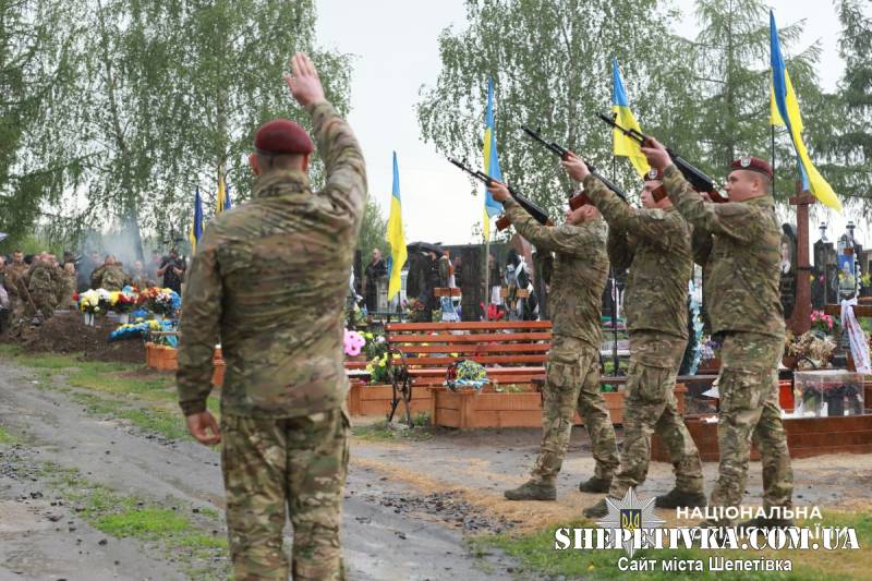 Загинув на фронті: Ізяслав попрощався із сержантом поліції Миколою Матвєєвим