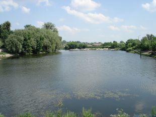 Чоловік упав з дамби висотою 8 метрів