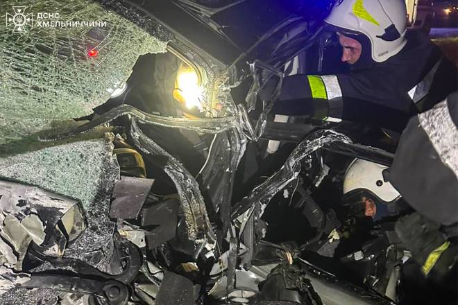 Смертельне зіткнення: рятувальники діставали з автотрощі тіла водіїв