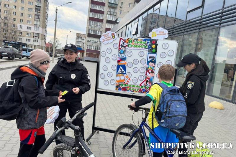 «Дорога без ризику»: на Шепетівщині освітні офіцери розповідали підліткам правила дорожнього руху