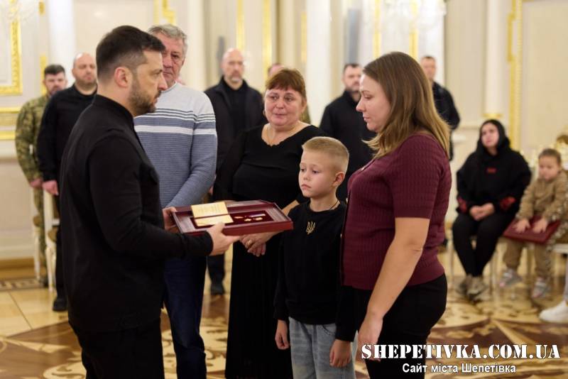 Дружина шепетівського Героя отримала його орден з рук Президента