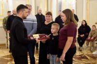 Дружина шепетівського Героя отримала його орден з рук Президента