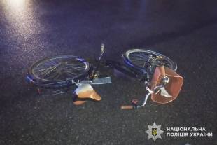 У Полонному неповнолітній на авто збив літню велосипедистку
