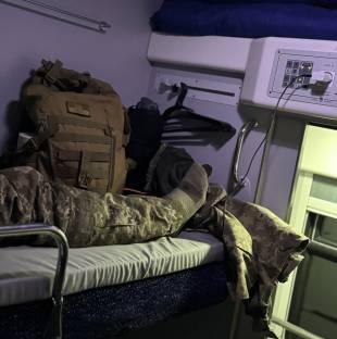 Зворушлива історія в потязі: журналістку розчулили військові з Шепетівки