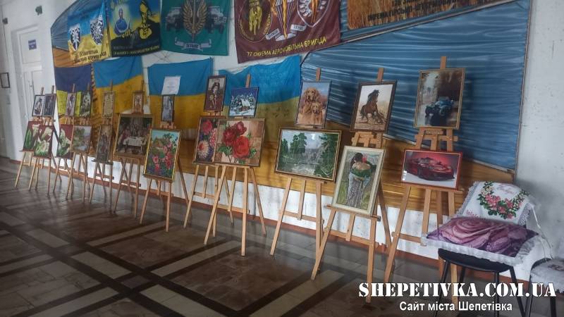Творчий дует: брат та сестра у Шепетівці відкрили виставки картин з бісеру і живопису