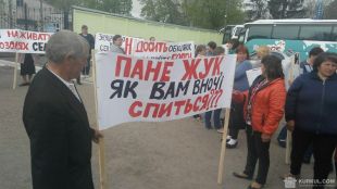 Фермери та селяни мітингують під молокозаводом у Староконстянтинові