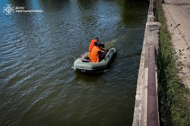 На Шепетівщині з річки надзвичайники дістали тіло потопельника