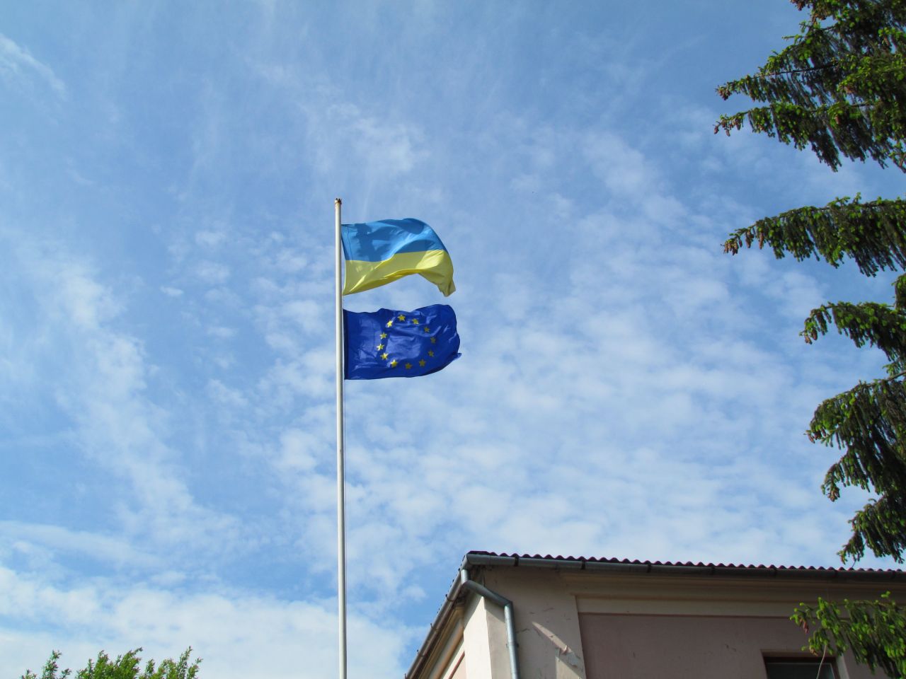 З нагоди остаточного схвалення "безвізу" у Шепетівці підняли прапор ЄС