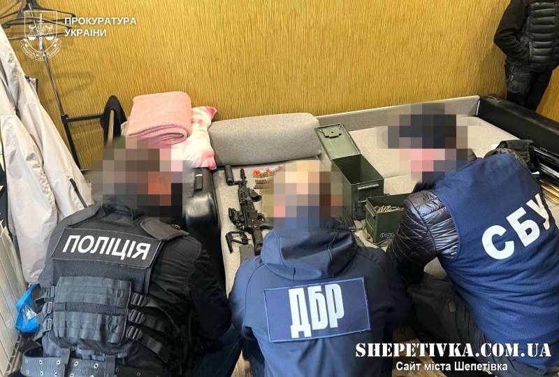 Правоохоронець зі спільником торгували зброєю: їх судитимуть у Хмельницькому